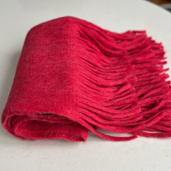 β€οΈLike New Steve Madden Super-Soft Thick Plush RED Muffler Scarf Wrap 22.5"x76" - Picture 12 of 16